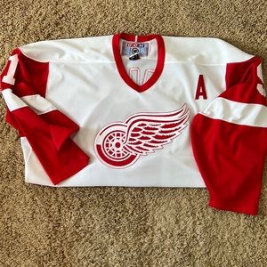Red wings jersey men’s XL